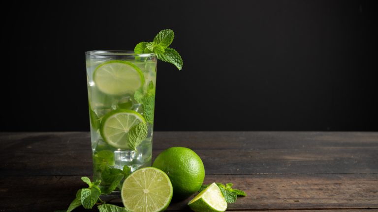 Mojito et été : pourquoi ce cocktail est indispensable pour vos soirées ?